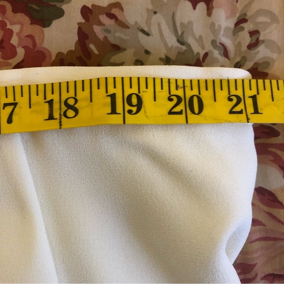 Ellen Tracy Skirt with back split and zipper In Cream, size 24 - Picture 7 of 8